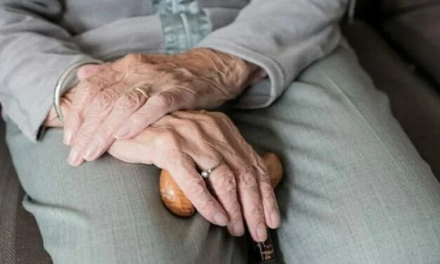Una de las Mejores Opciones Para la Buena Atención de un Anciano es la Figura del Cuidador